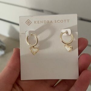 Never worn Kendra Scott earrings